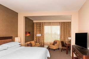 phxww-suite-guestroom-7180-hor-clsc.jpg