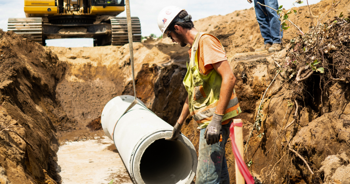 Pipelayer laying pipe